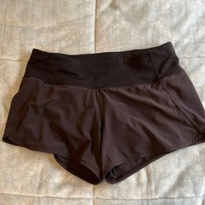 Lululemon short. Excellent condition. Almost brand new. Size 6.